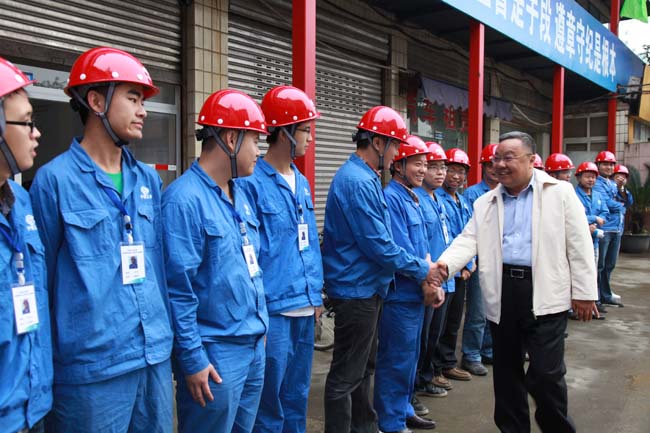 中國五冶集團(tuán)董事長、黨委書記程并強(qiáng)與項目部員工親切握手致意，祝大家節(jié)日快樂。